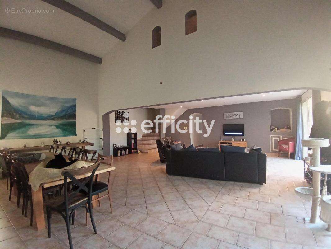 Maison à CAMARET-SUR-AIGUES