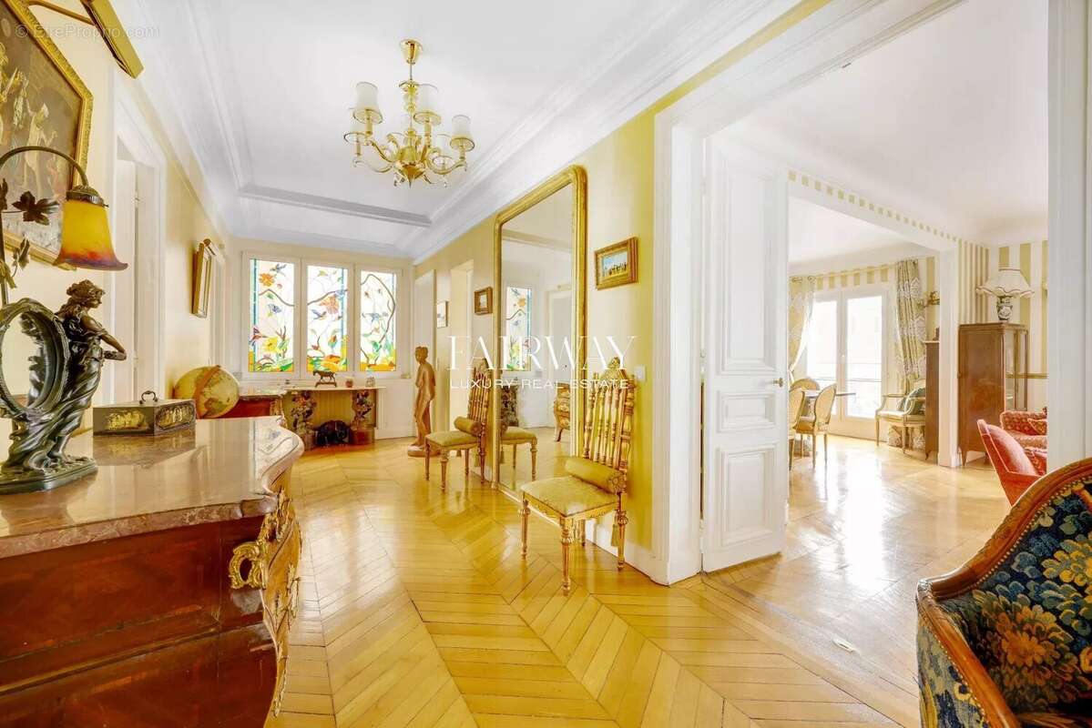 Appartement à PARIS-17E