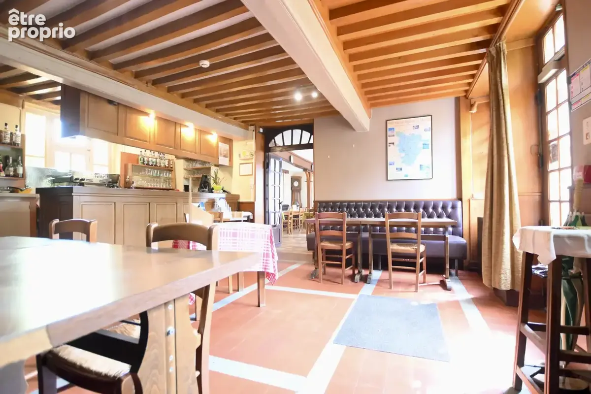 Ancien hôtel-restaurant, dépendances et terrain - photo 5
