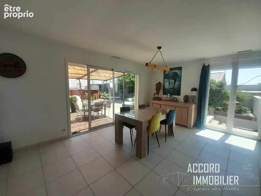 Villa de plain pied avec jardin arboré et piscine - photo 11