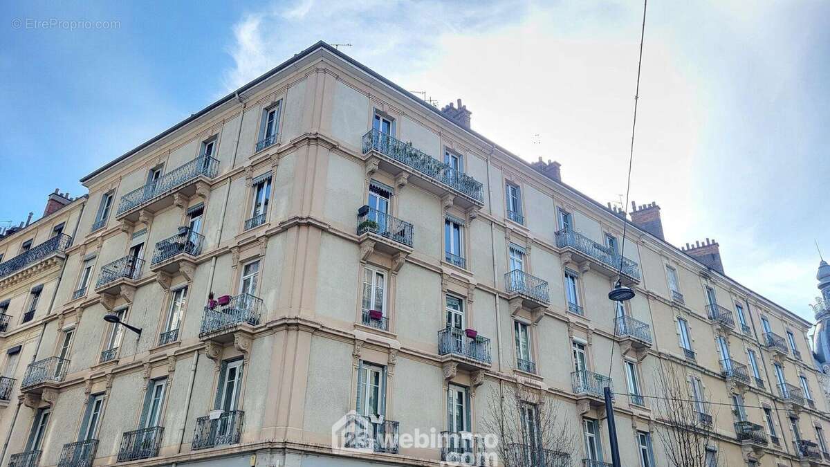 L'appartement est au premier étage de ce bel immeuble Haussmannien - Appartement à GRENOBLE
