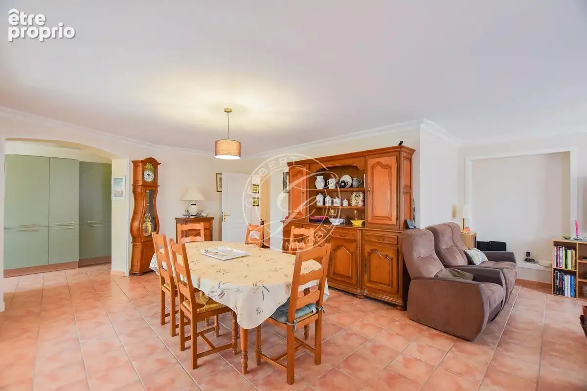 DRAGUIGNAN – Appartement T5 de 123 m² habitables avec véranda, ascenseur et parking privatif - photo 8