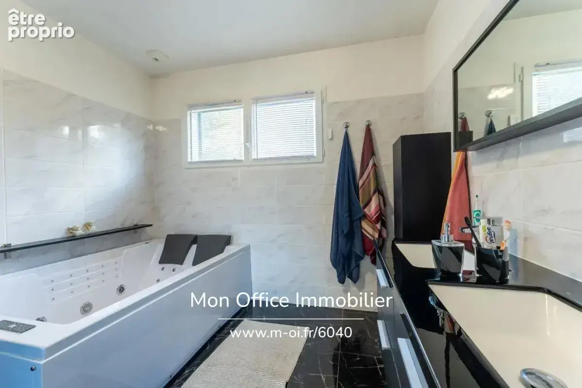 Référence : 6040-ABR. - Villa familiale rénovée de 166 m², DPE A, piscine et terrain paysager à Mimet - photo 12