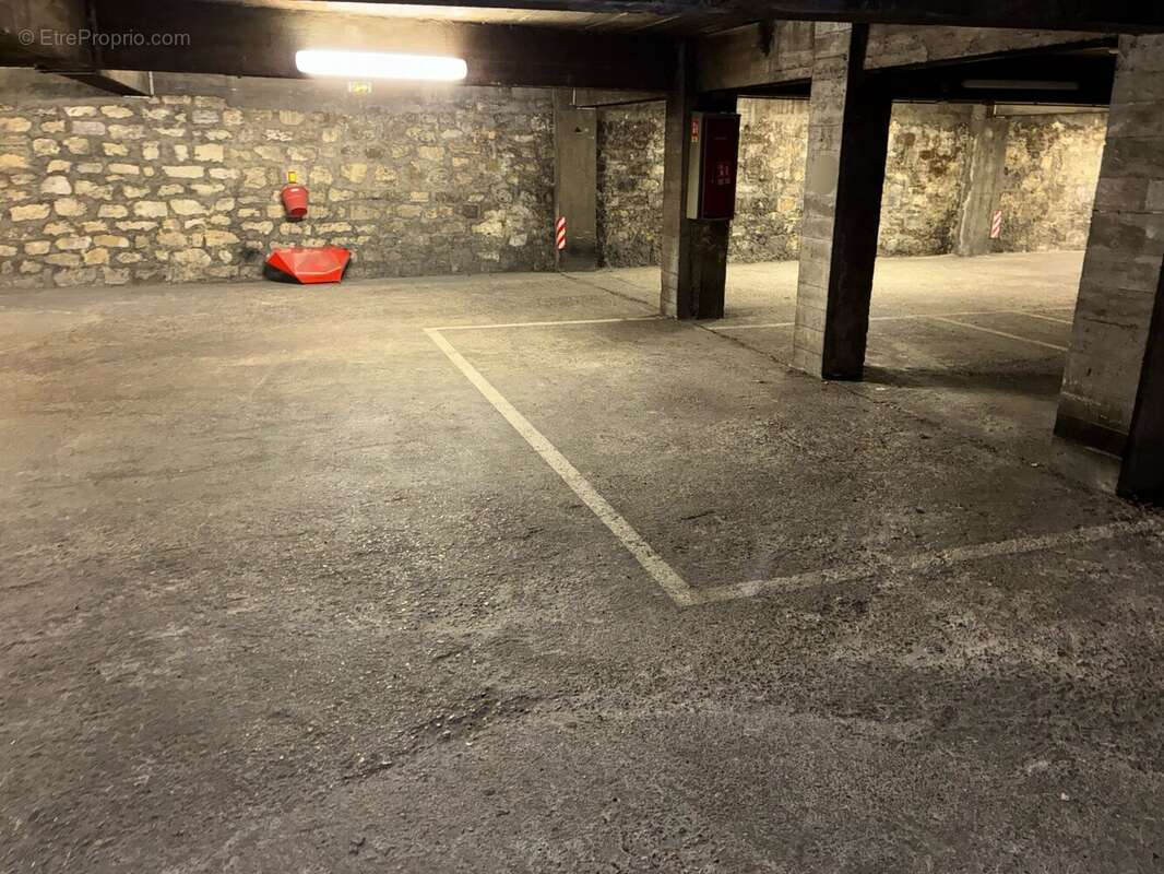 Parking à PARIS-16E