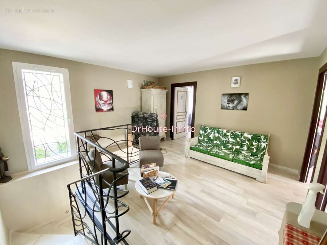 Maison à VINS-SUR-CARAMY