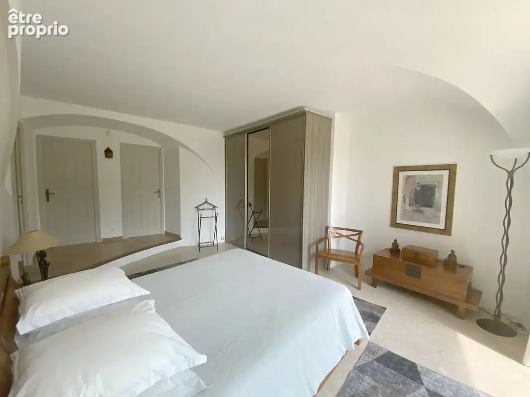 Très belle villa dans un village avec commerces sur un terrain de 3500 m2. - photo 12