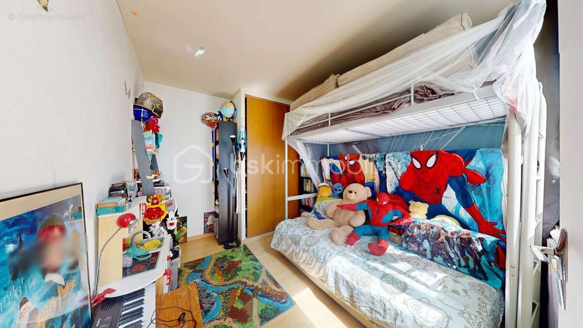 F4 en très bon état ! 3 chambres, loggia et espace extérieur !! - photo 13