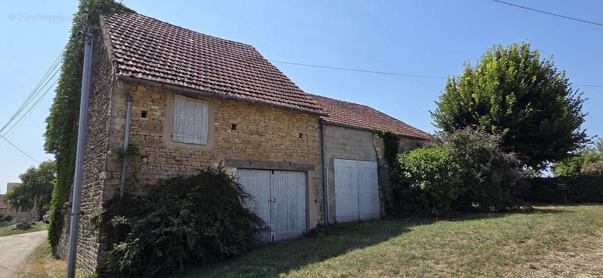 Ancienne ferme avec nombreuses dépendances et plus de 3 000 m2 de terrain - photo 16