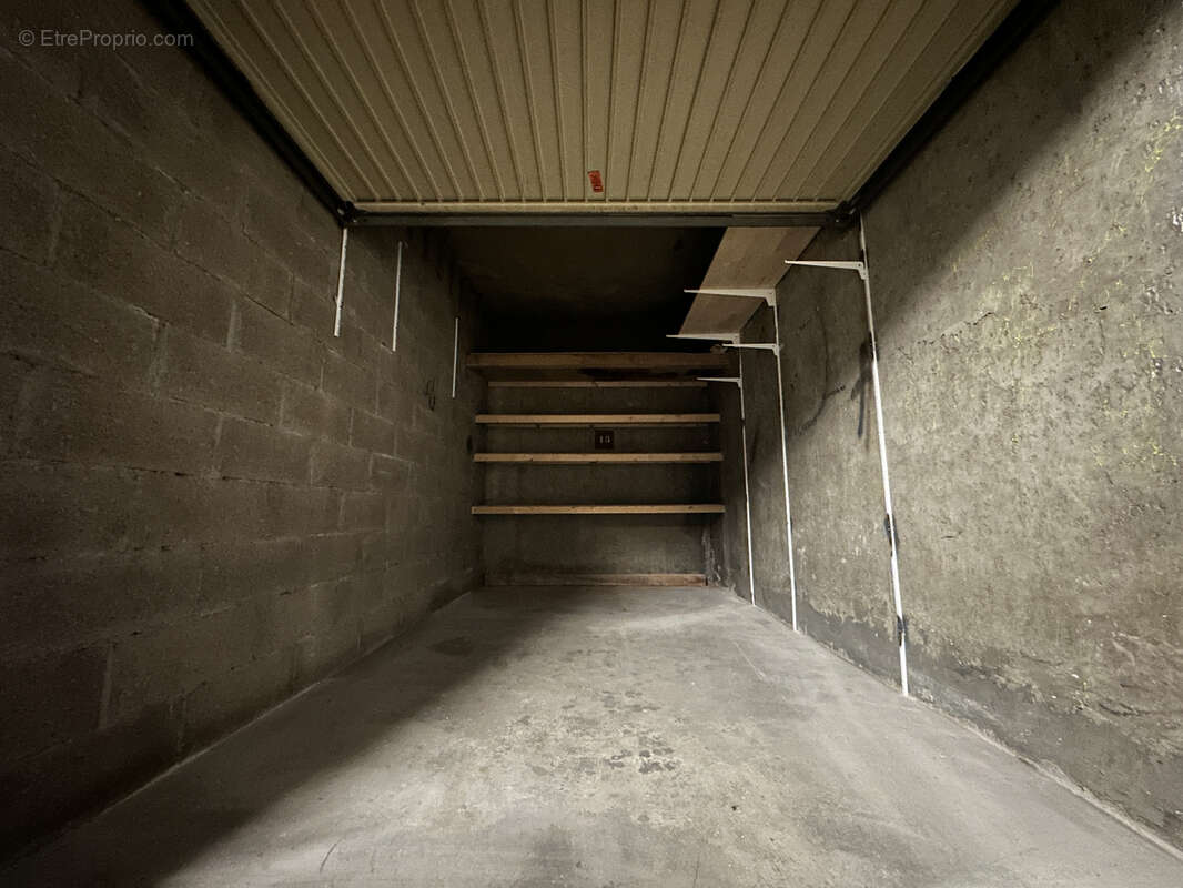 Parking à PARIS-18E