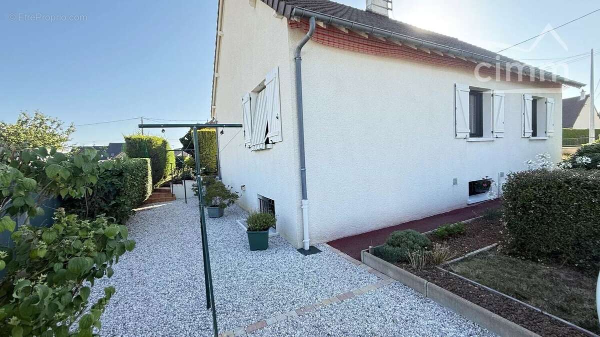 Maison à LA CHAPELLE-VENDOMOISE