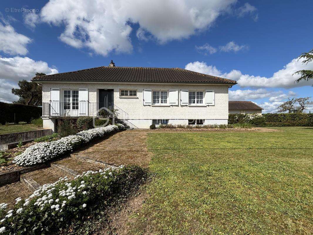 Maison à DANGE-SAINT-ROMAIN