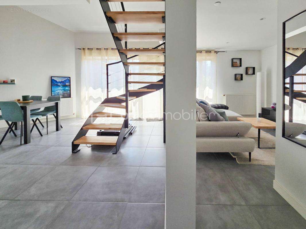EYBENS – Dernier étage – Appartement rénové avec goût, balcon et potentiel 2 chambres - photo 2