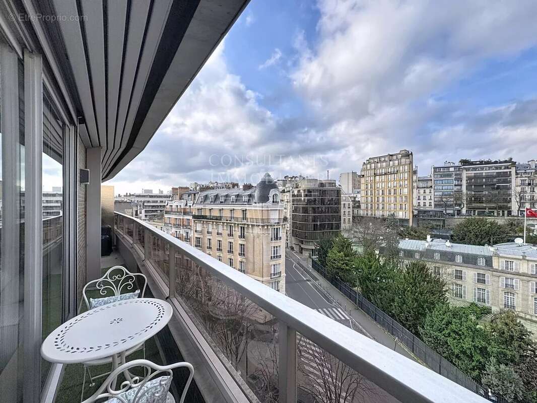Appartement à PARIS-16E