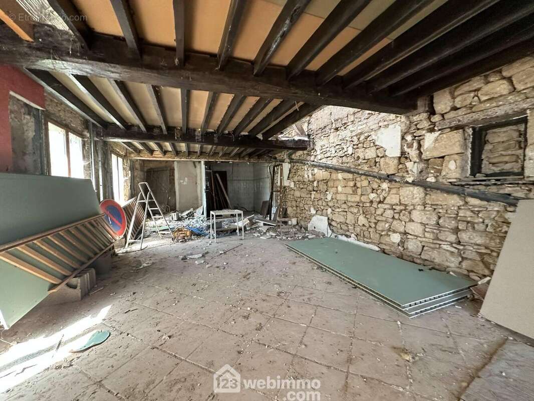 Elle est située dans un environnement calme, idéale pour un projet de rénovation - Maison à CHERET