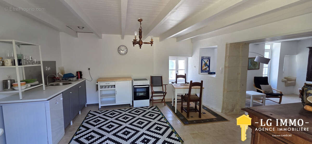 Maison Charentaise  - 141 m2, 2 chambres, dépendances - photo 6