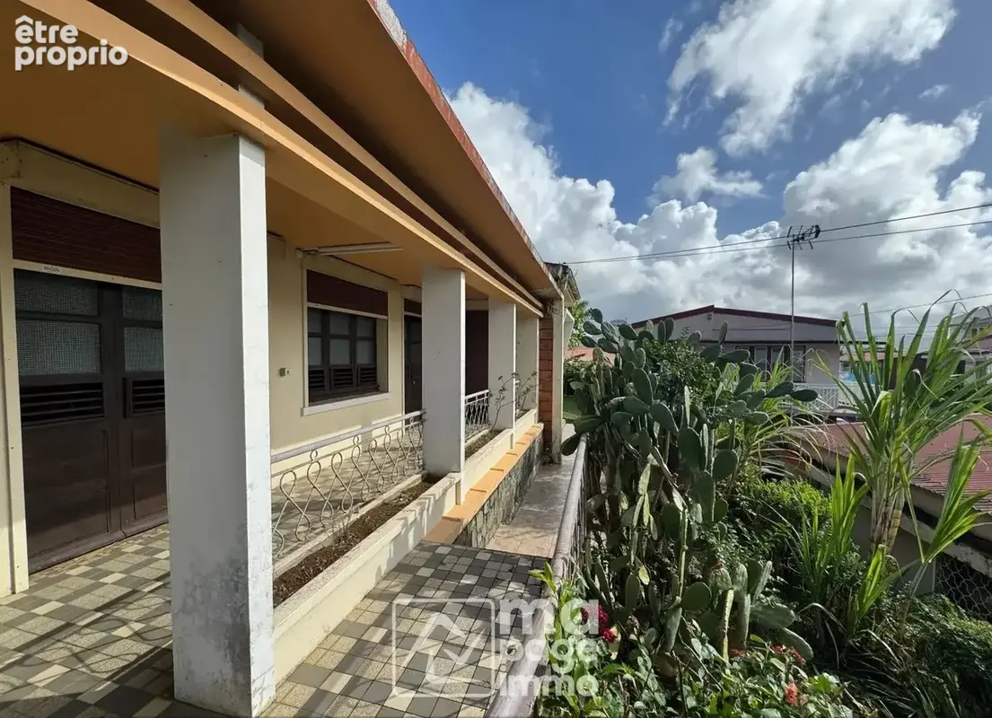 Vds Villa T5 + Garage et jardin, Lamentin - photo 2