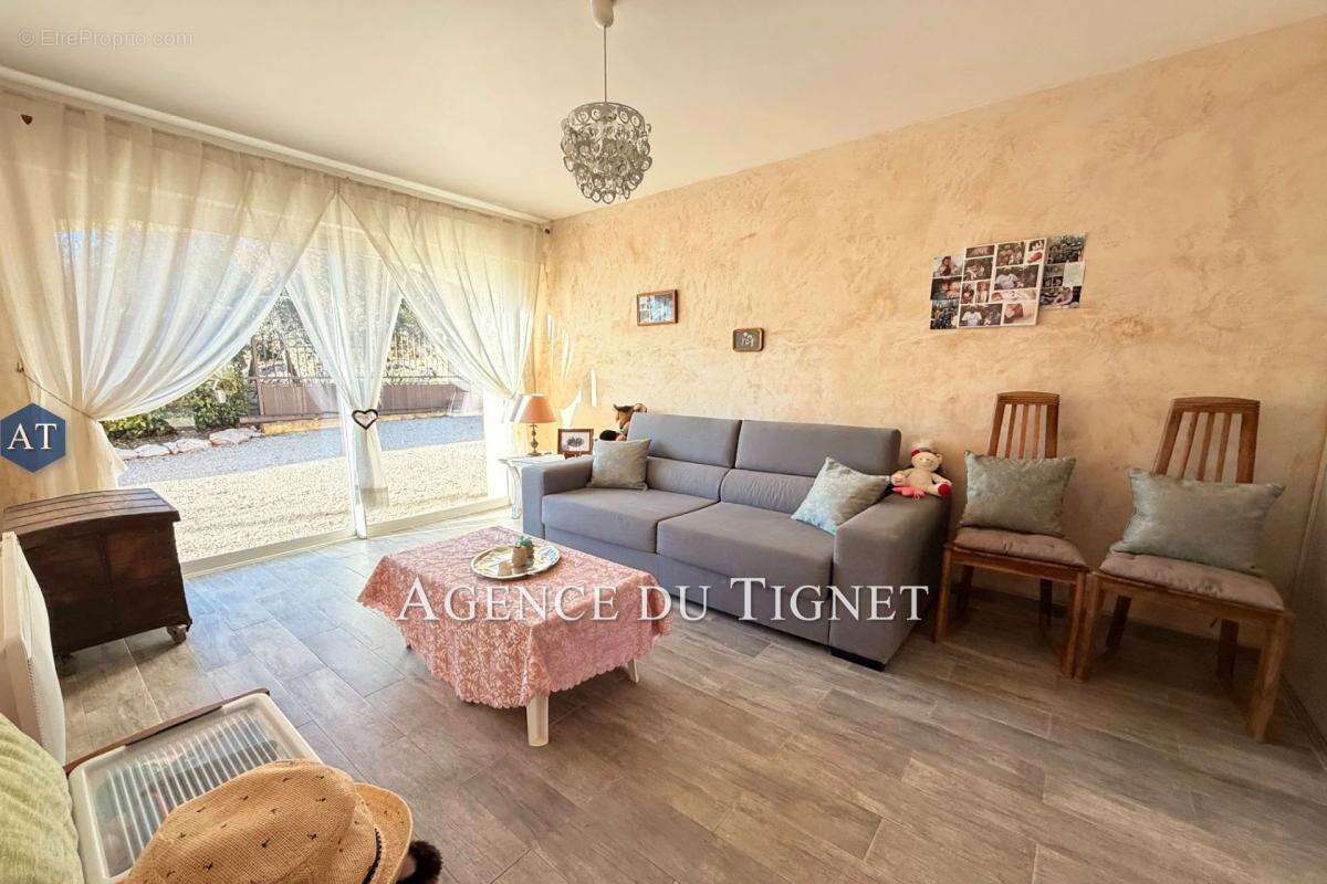 Maison à SAINT-CEZAIRE-SUR-SIAGNE