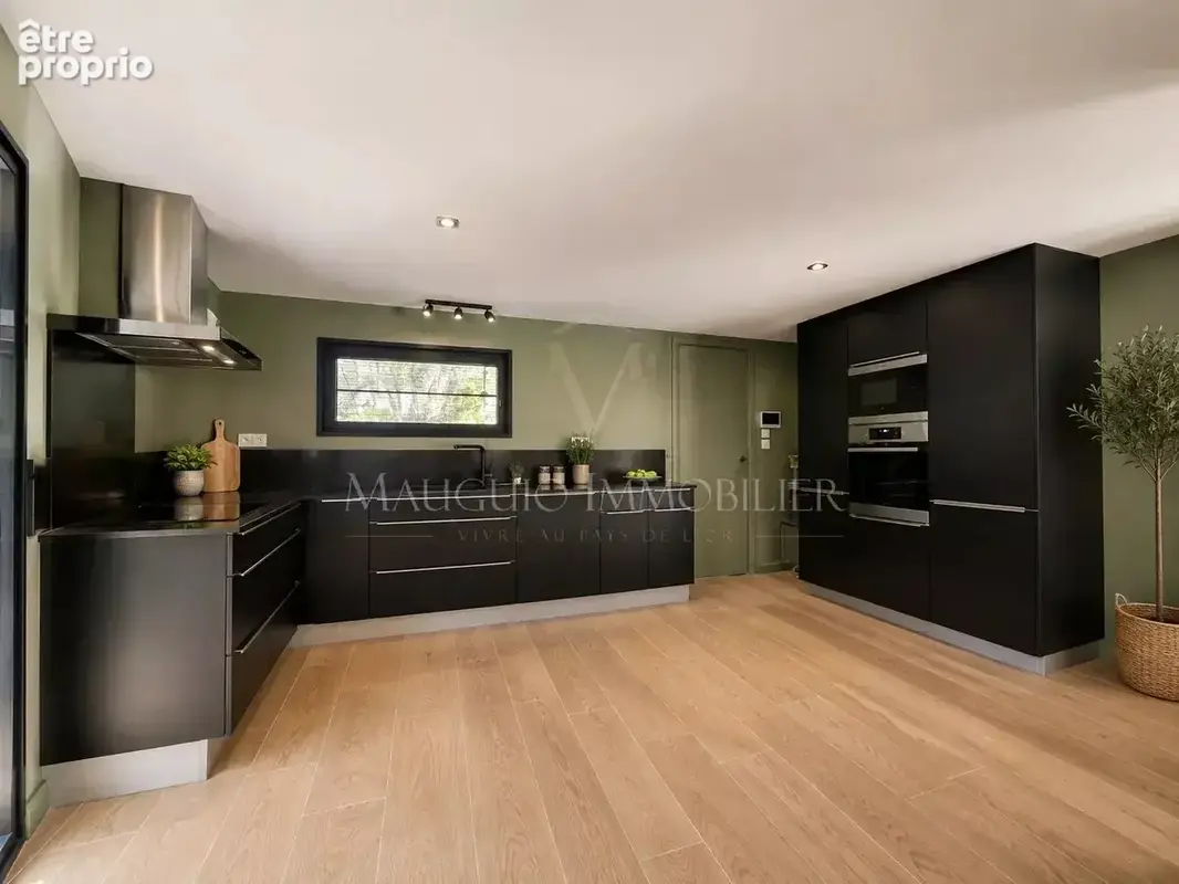 Maison contemporaine F6 sur un terrain de 2030 m² boisé avec piscine. - photo 3