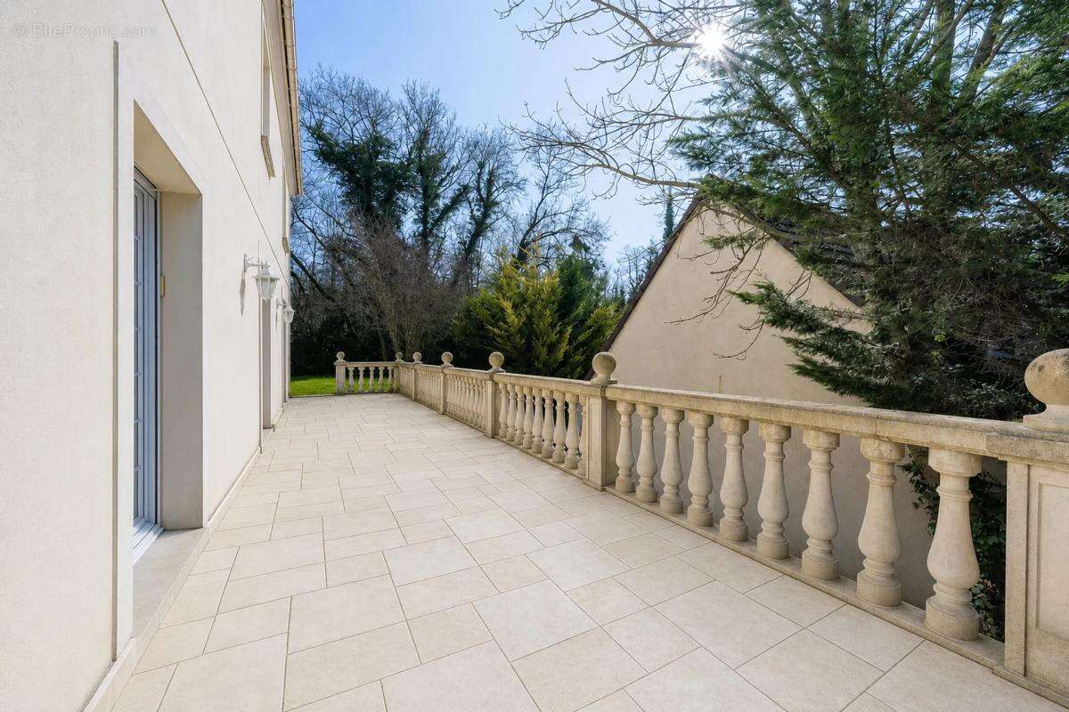 Maison individuelle de 7 pièces de 220m² en vente à Sarcelles - Idéal pour les familles - photo 17