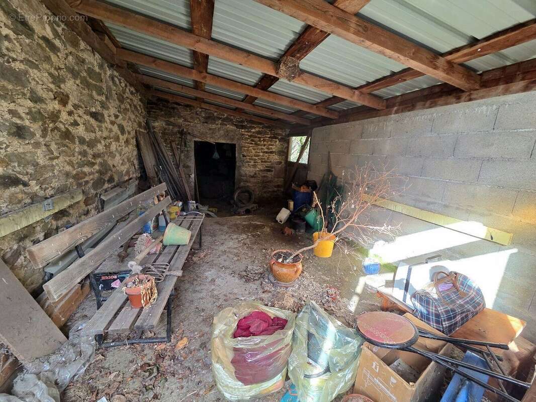 Ancien corps de ferme en pierres dans un environnement calme isolé - photo 17