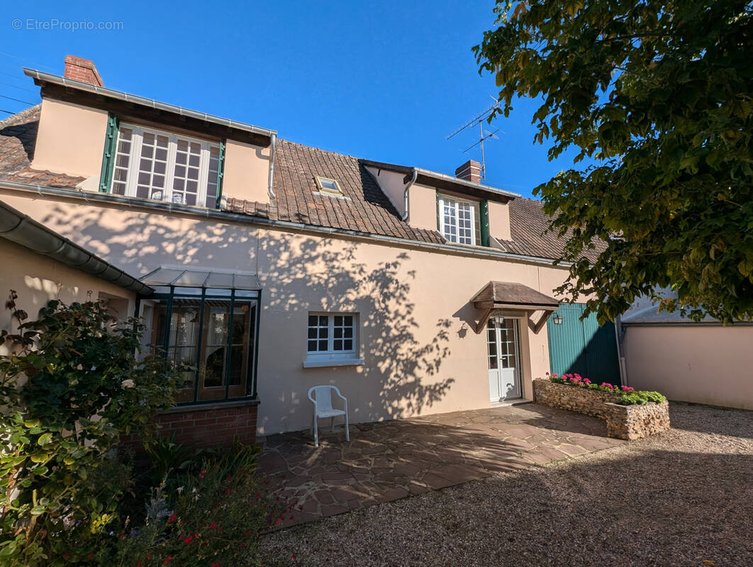 Maison à LA QUEUE-LES-YVELINES