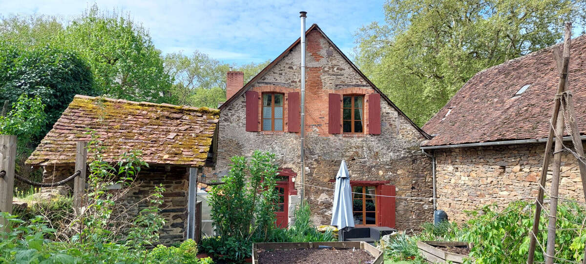 Maison à SEGUR-LE-CHATEAU