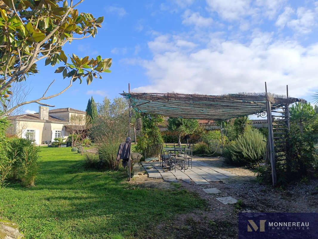 Maison en pierre avec jardin clos et dependances - photo 24