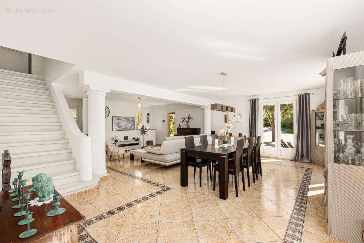 Maison à ROQUEFORT-LES-PINS