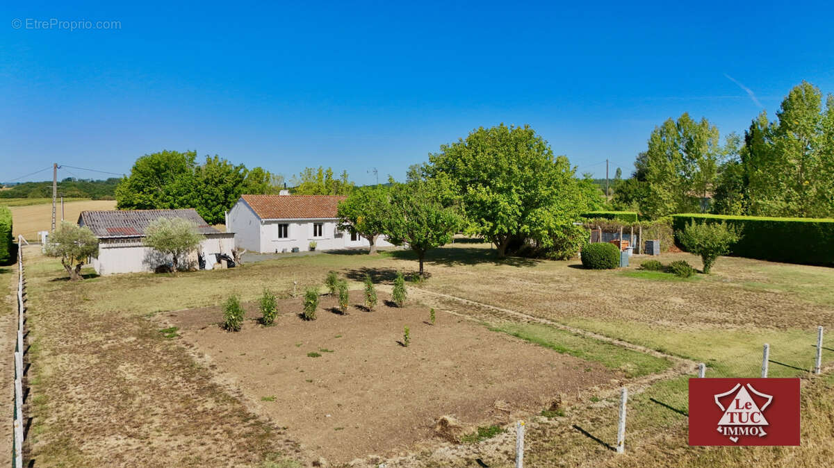 Maison de plain pied avec double garage et dépendance. - photo 2