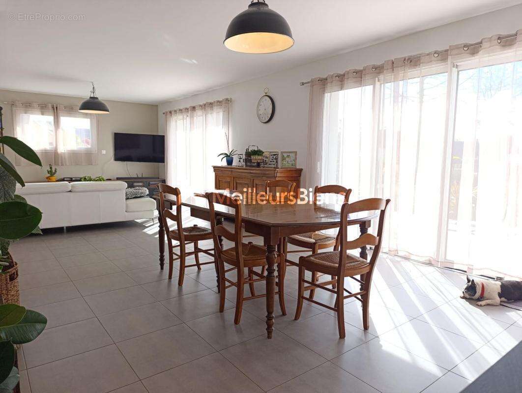 Maison récente de plain pied  - 868m² de jardin paysager - Garage - Carport - photo 5