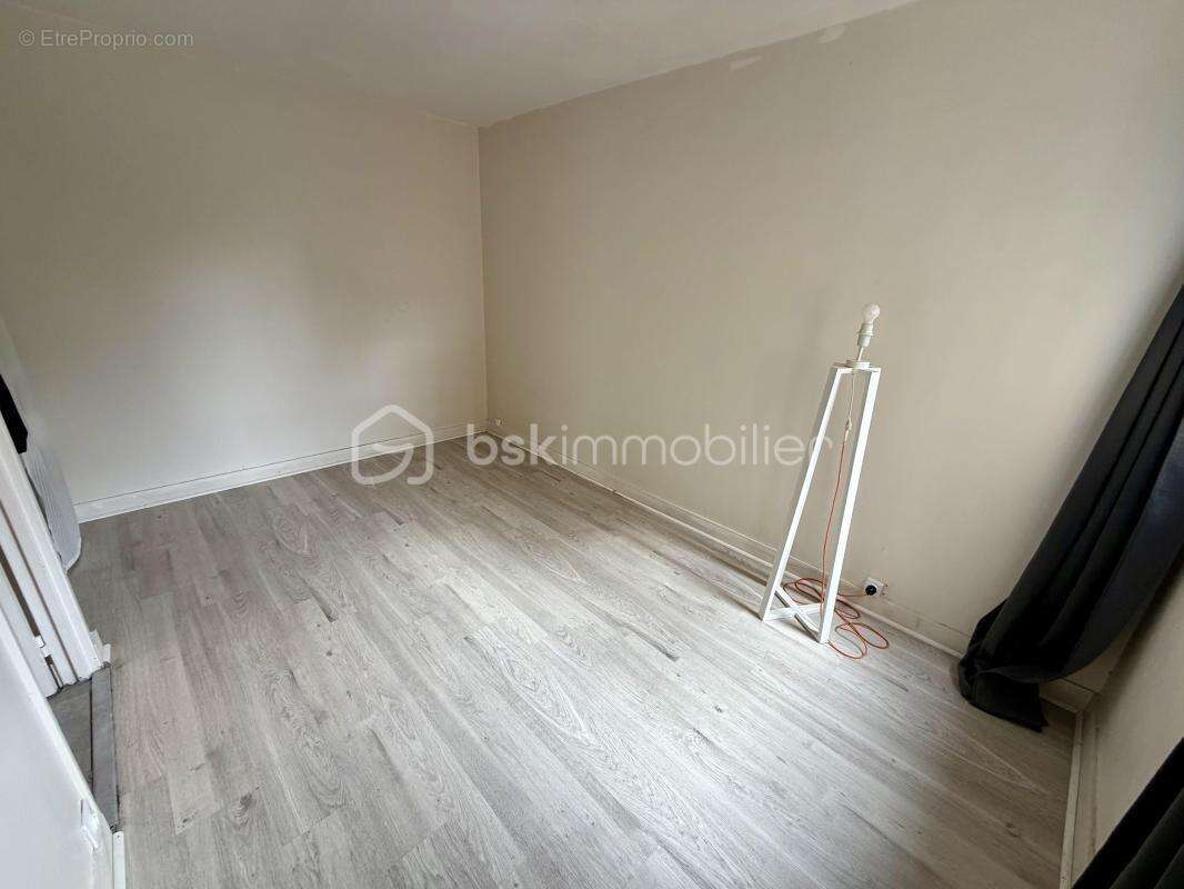 Appartement f3 71m2 avec balcon + cave + parking - photo 11