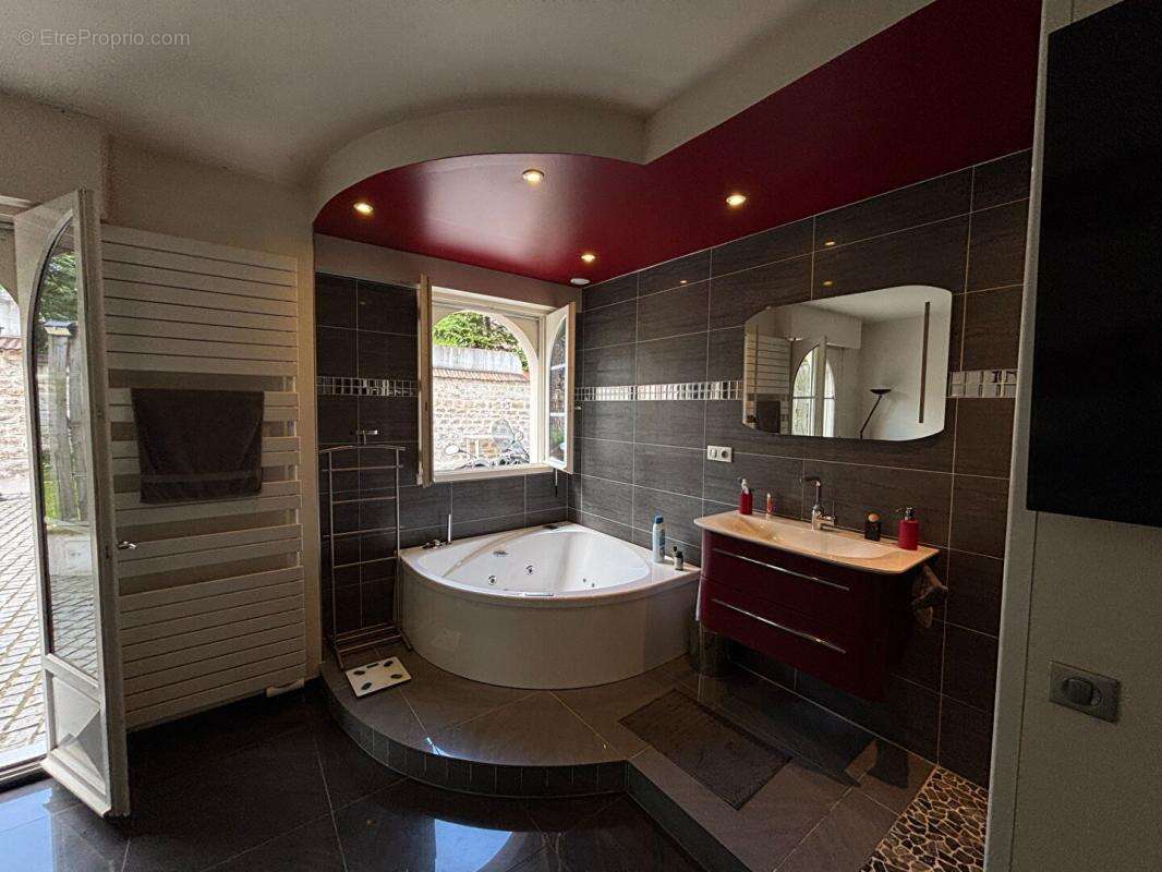 Appartement à LA GARENNE-COLOMBES