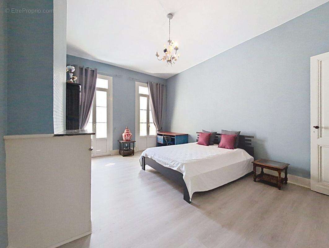 Maison de caractère avec jardin et dépendance - photo 12