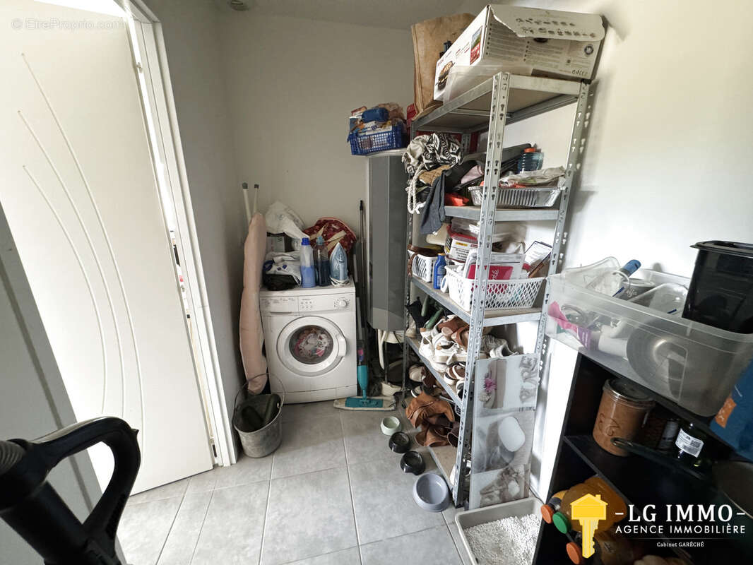 Maison récente de plain-pied au milieu de son jardin avec garage - photo 14