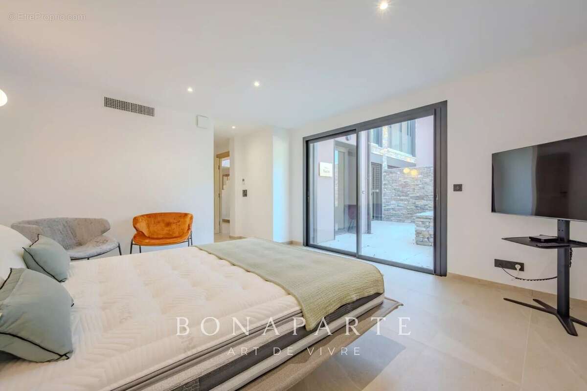 SAINT-TROPEZ - GASSIN [VILLE] – Exclusivité : Superbe villa-appartement en duplex avec vue mer exceptionnelle - photo 17