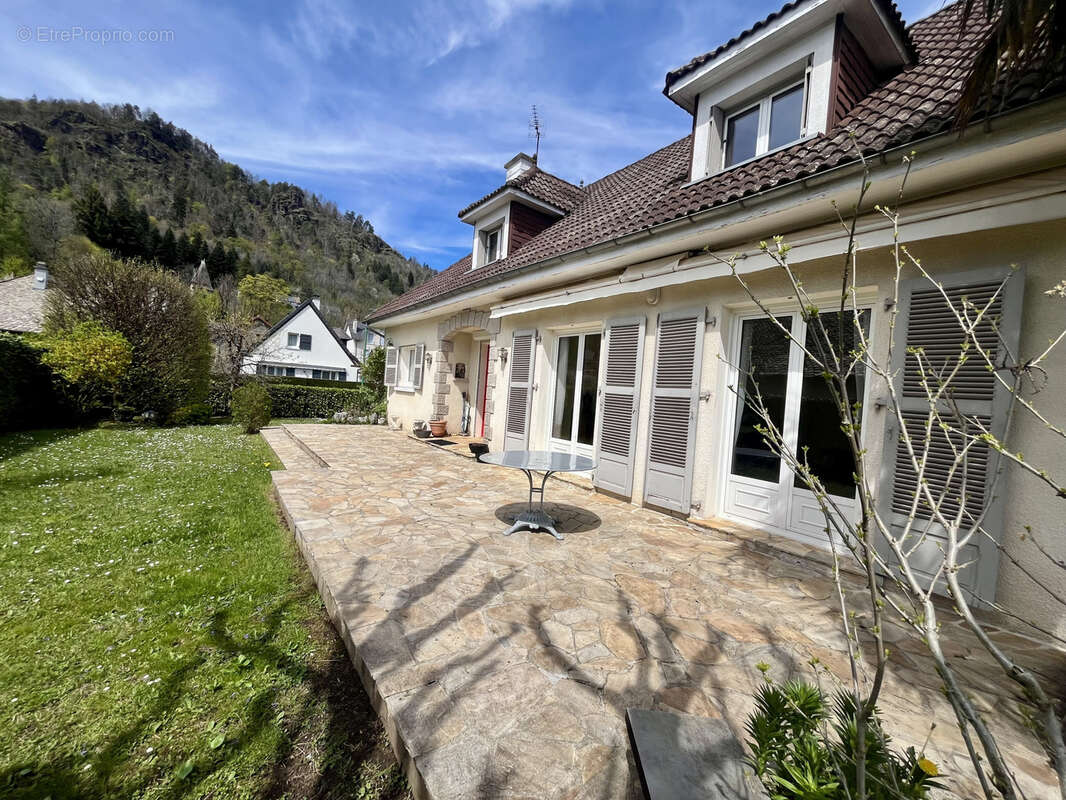 Maison à VIC-SUR-CERE
