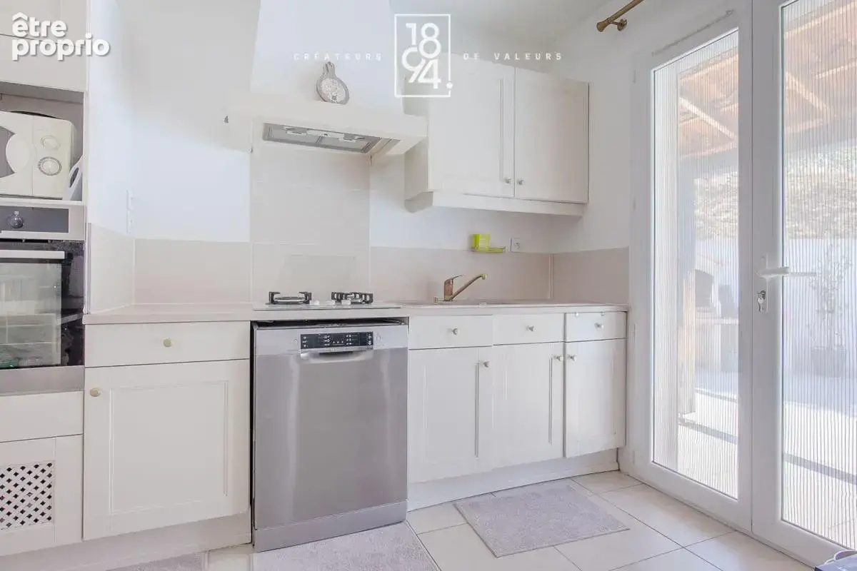 Maison familiale et récente avec garage et piscine en centre ville de Venelles - photo 6