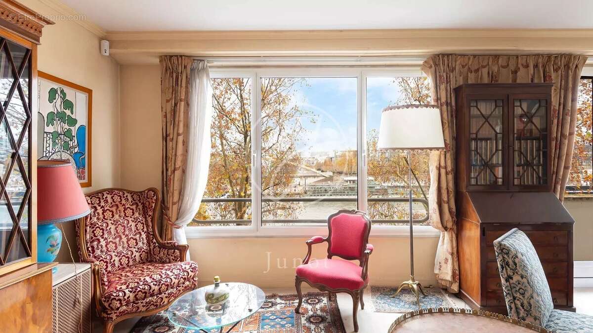 Appartement à PARIS-16E