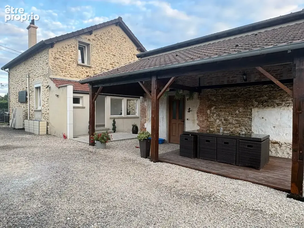 Maison meulière avec dépendance - photo 1