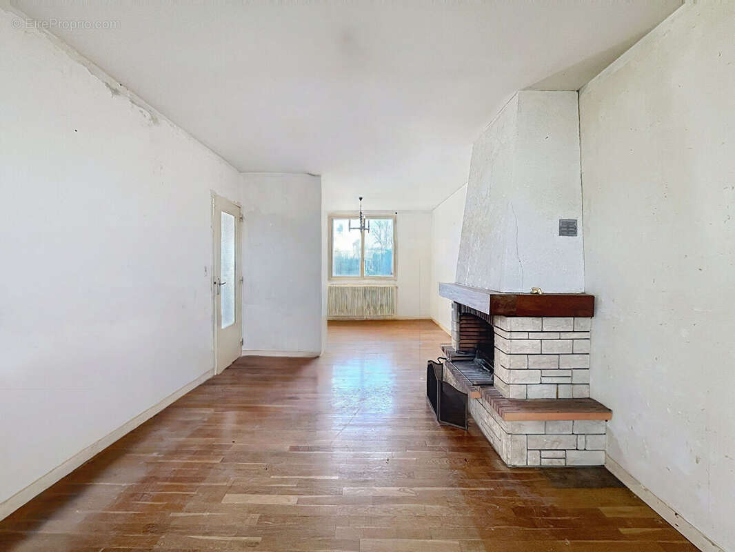 Maison à AVOT