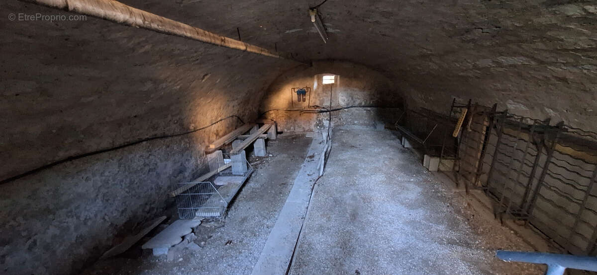 Maison à LAROCHE-SAINT-CYDROINE