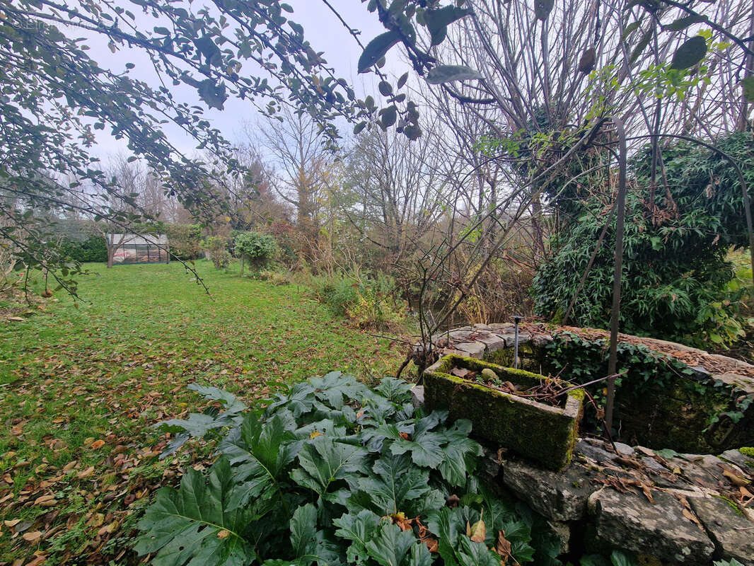 Maison à MONTMOREAU-SAINT-CYBARD