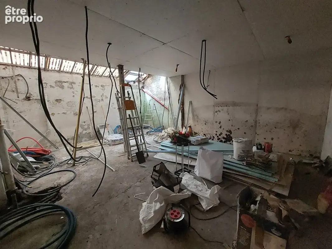 Pantin  église de pantin  2 pièces  42 m²  loft d'atelier  verrière  plein sud  3,21 m hsp  à rénover  avl immobilier - photo 2