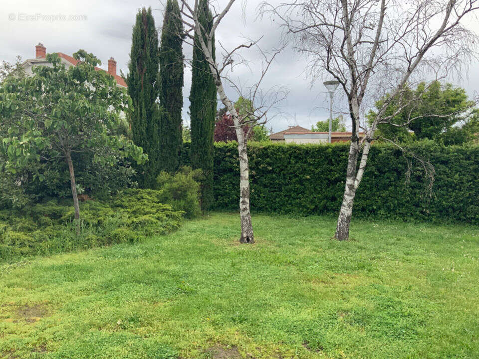Terrain à SAINT-JUST-SAINT-RAMBERT