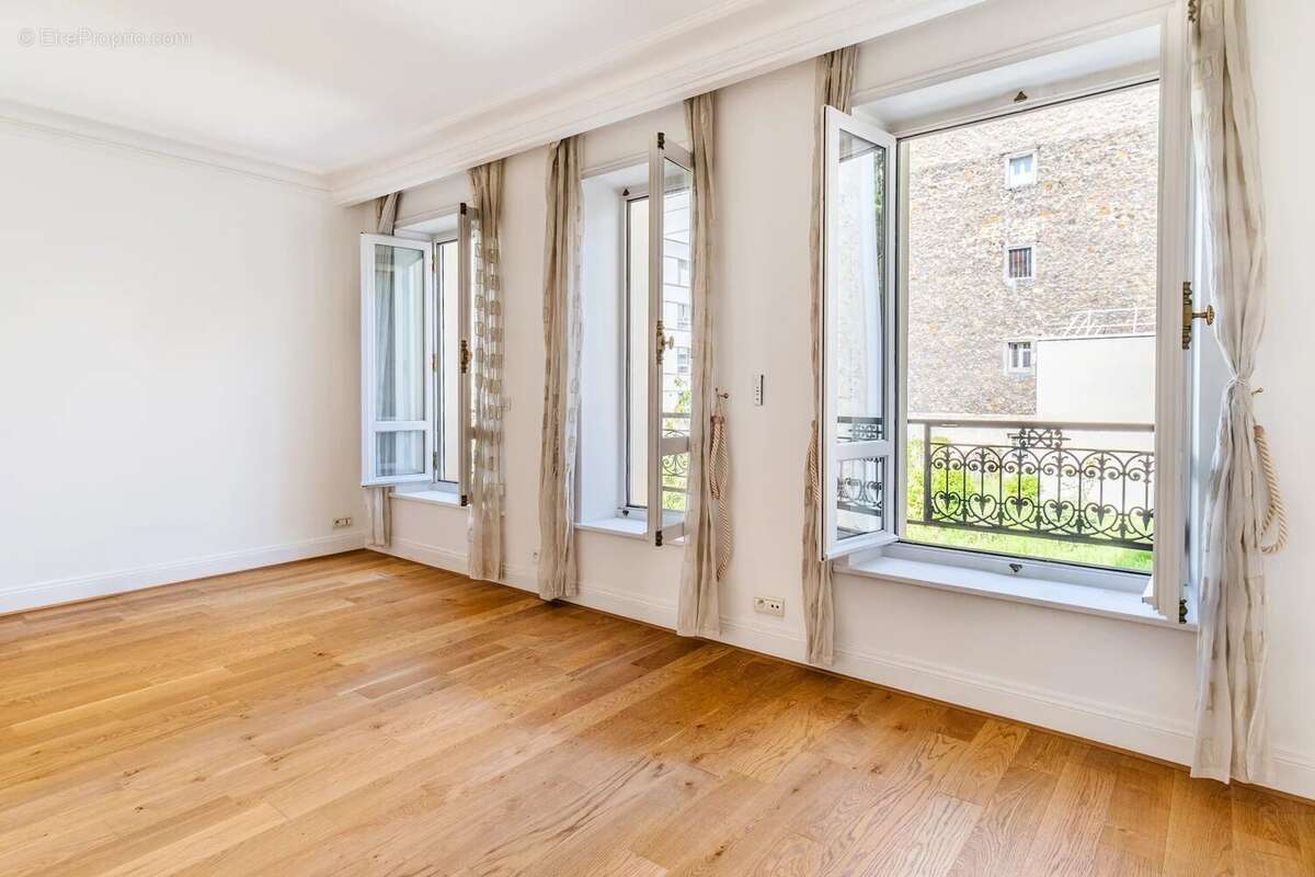 Appartement à PARIS-8E