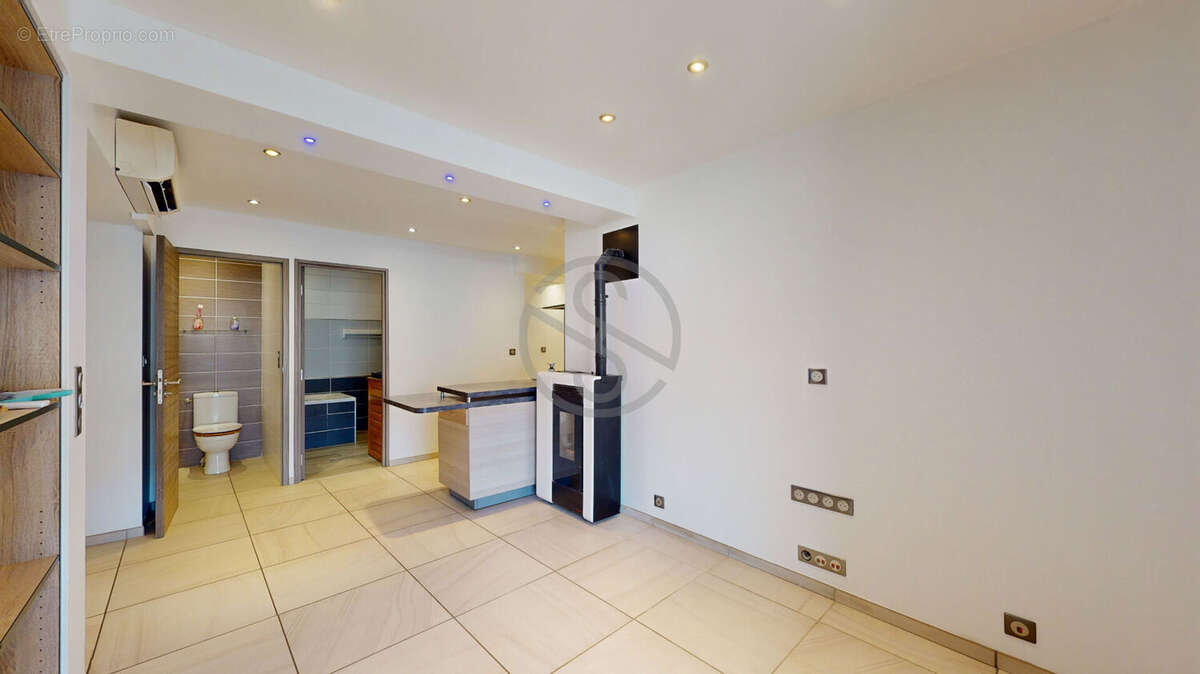T3 bis - Centre Solaize - Terrasse 50m² ! - photo 2