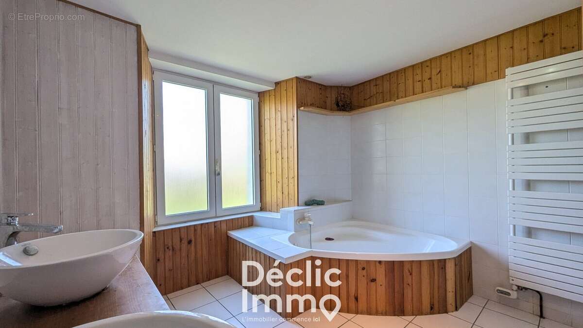 Maison à VILLEBOIS-LAVALETTE