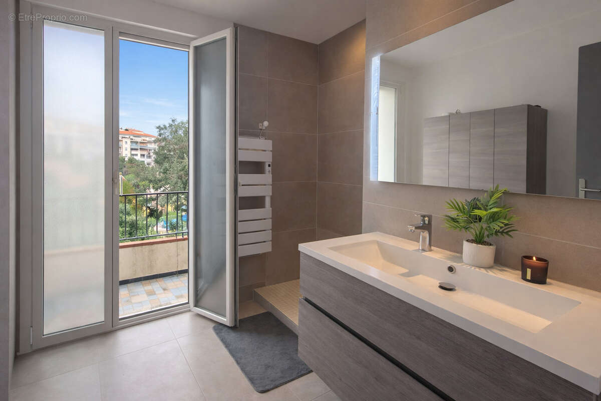 Appartement à VALLAURIS