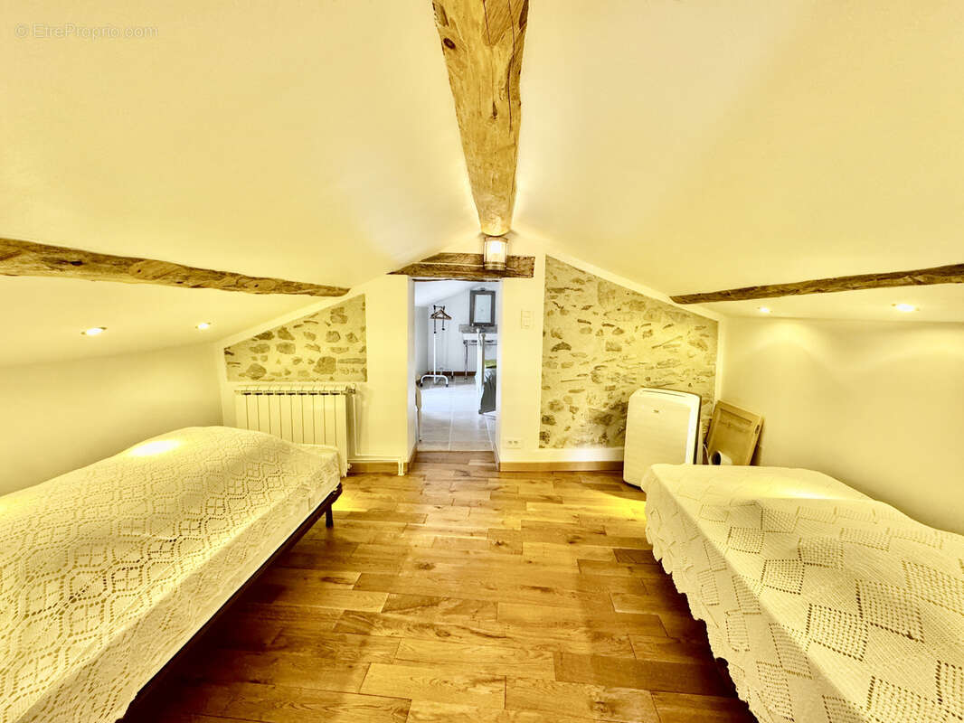 Maison à SAINT-VICTOR-LA-COSTE