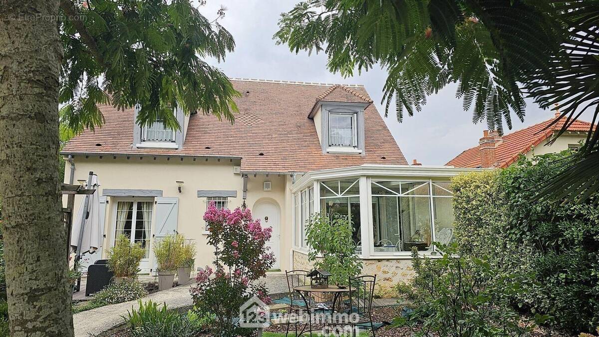 Venez découvrir cette belle maison entretenue de 122 m² sur un terrain de 670 m². - Maison à SAINT-FARGEAU-PONTHIERRY